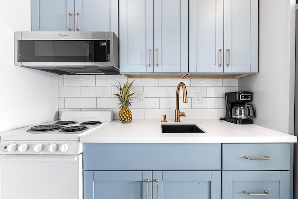 Condo, 1 King Bed (Kona Magic Sands#313) | Private kitchen