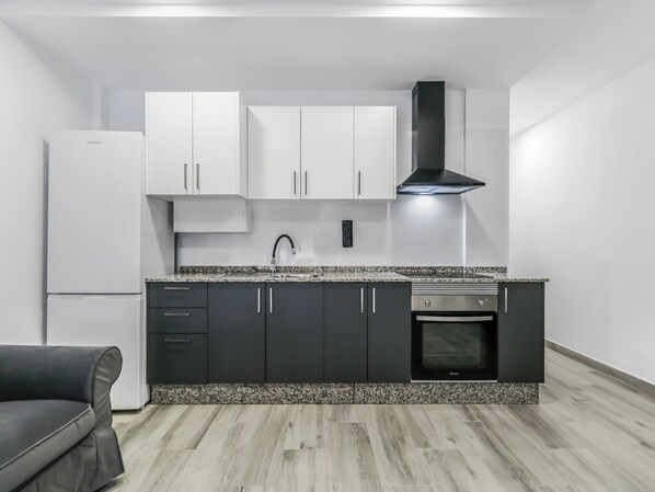 Frigorifero, microonde, forno, piano cottura