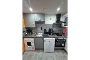 Een broodrooster, kookgerei, borden en bestek