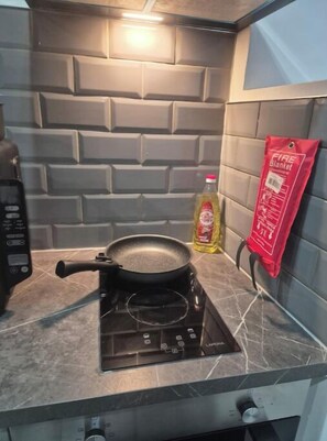 Een broodrooster, kookgerei, borden en bestek