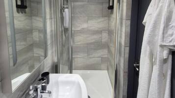 Haartrockner, Handtücher, Seife, Shampoo