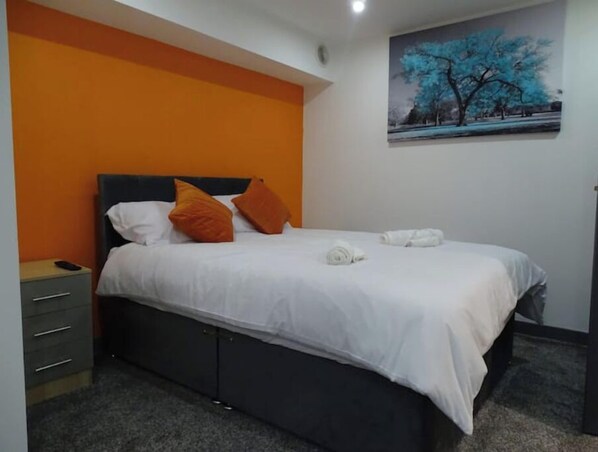 1 slaapkamer, een strijkplank/strijkijzer, wifi, beddengoed