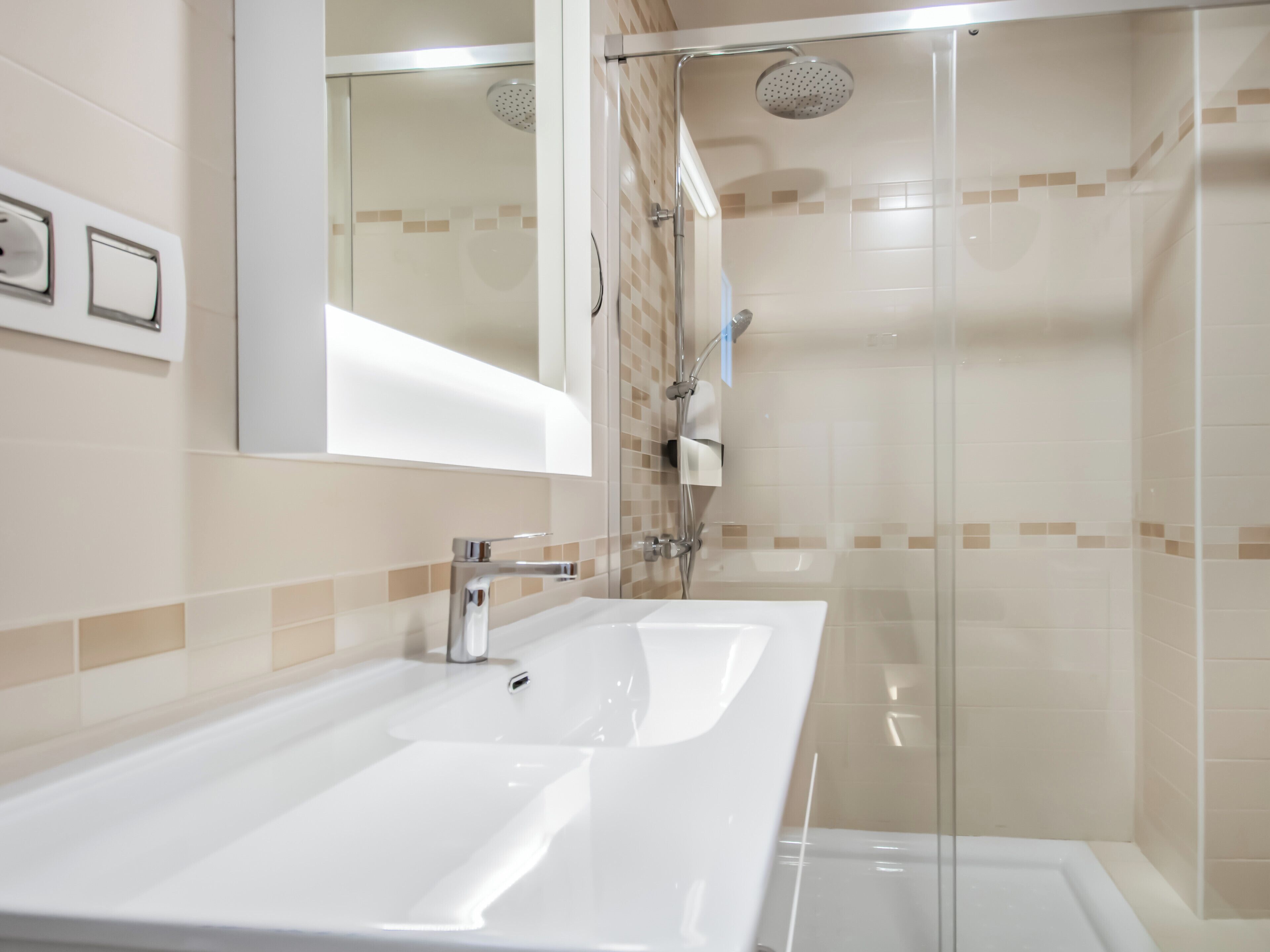 Een douche, een haardroger, handdoeken