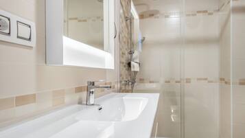 Een douche, een haardroger, handdoeken