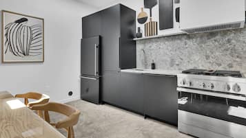 Een koelkast, een magnetron, een oven, een kookplaat