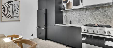 Réfrigérateur, four à micro-ondes, un four, surface de cuisson