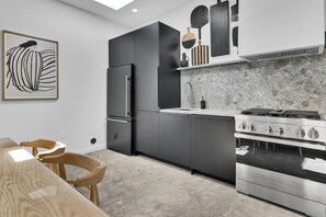 Frigorífico, microondas, horno y placa de cocina