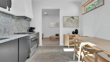 雪櫃、微波爐、焗爐、爐具