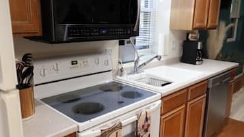 冰箱、微波炉、烤箱、炉灶