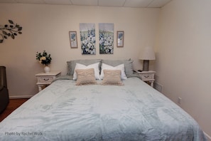 2 makuuhuonetta, työpöytä, ilmainen Wi-Fi, vuodevaatteet