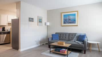 Een smart-tv en boeken