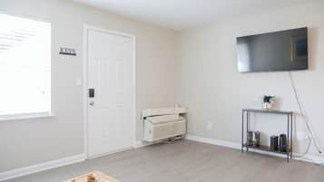 Een smart-tv en boeken