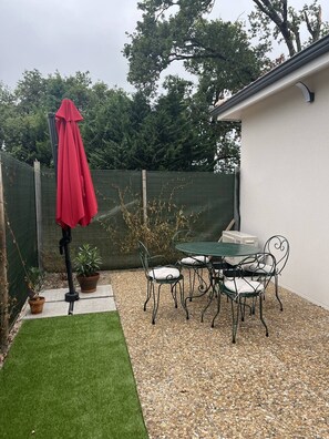 Outdoor dining - Au calme, belle maison récente climatisée pour 3 personnes (LANTON)