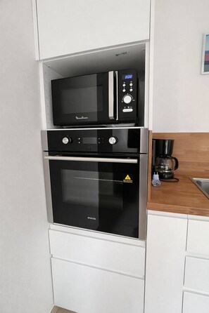 Fridge, microwave, oven, stovetop - Au calme, belle maison récente climatisée pour 3 personnes (LANTON)