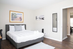 1 室のベッドルーム、デスク、アイロン / アイロン台、WiFi (無料)