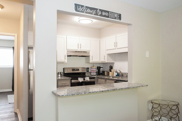 冷蔵庫、電子レンジ、オーブン、コンロ