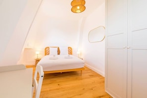 2 bedrooms, desk, iron/ironing board, Internet