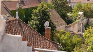 Een stadsgezicht met een opvallend groen koepelgebouw, omringd door woongebouwen en groen.