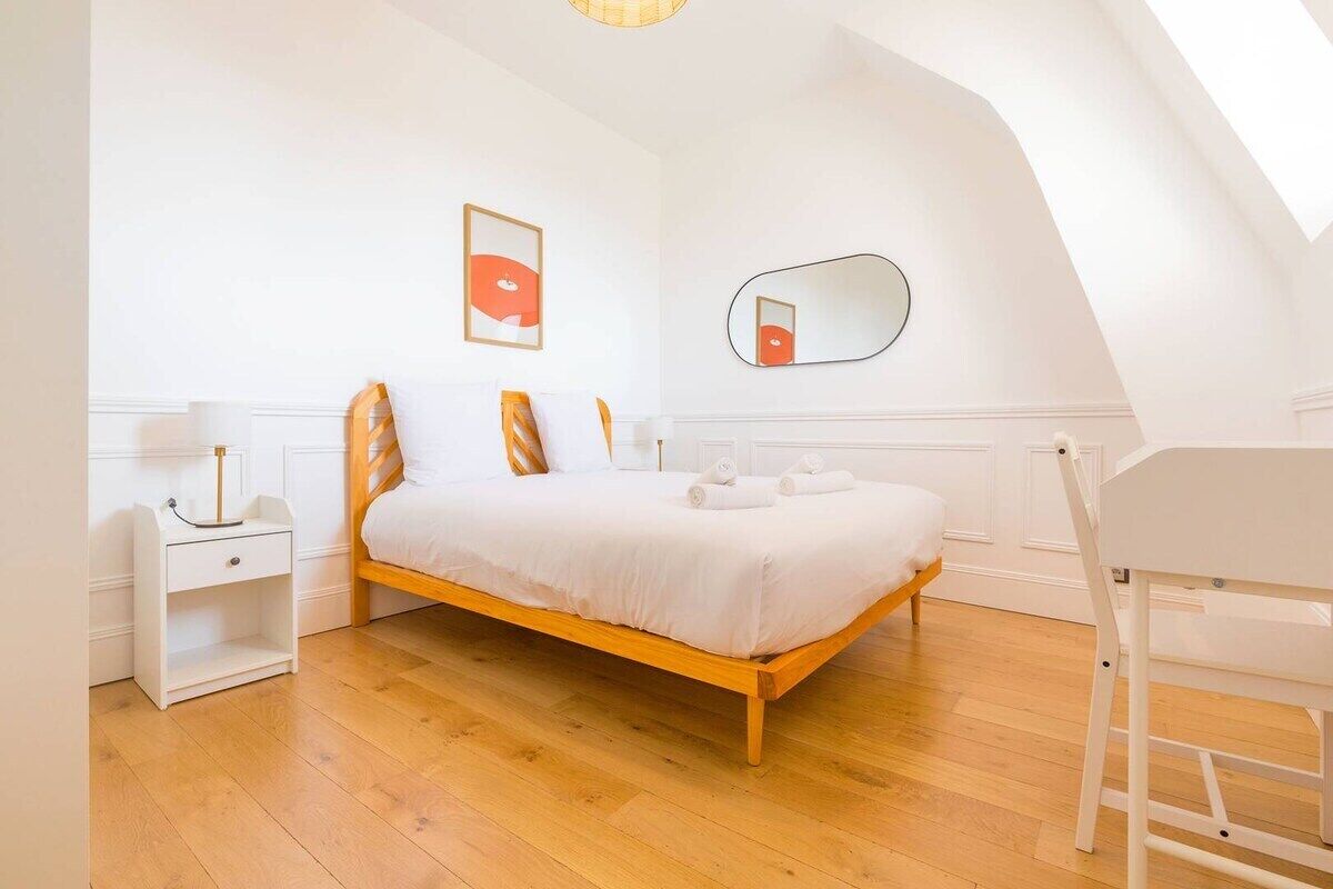 2 slaapkamers, een bureau, een strijkplank/strijkijzer, internet