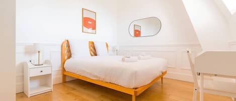 2 habitaciones, escritorio, tabla de planchar con plancha y internet