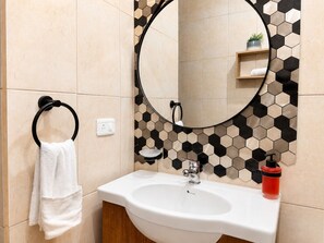 Hair dryer, towels, soap, shampoo - Apartment with Private Movie Theater | Panoramic View | Alexa | Wi-Fi | Parking (Quito)