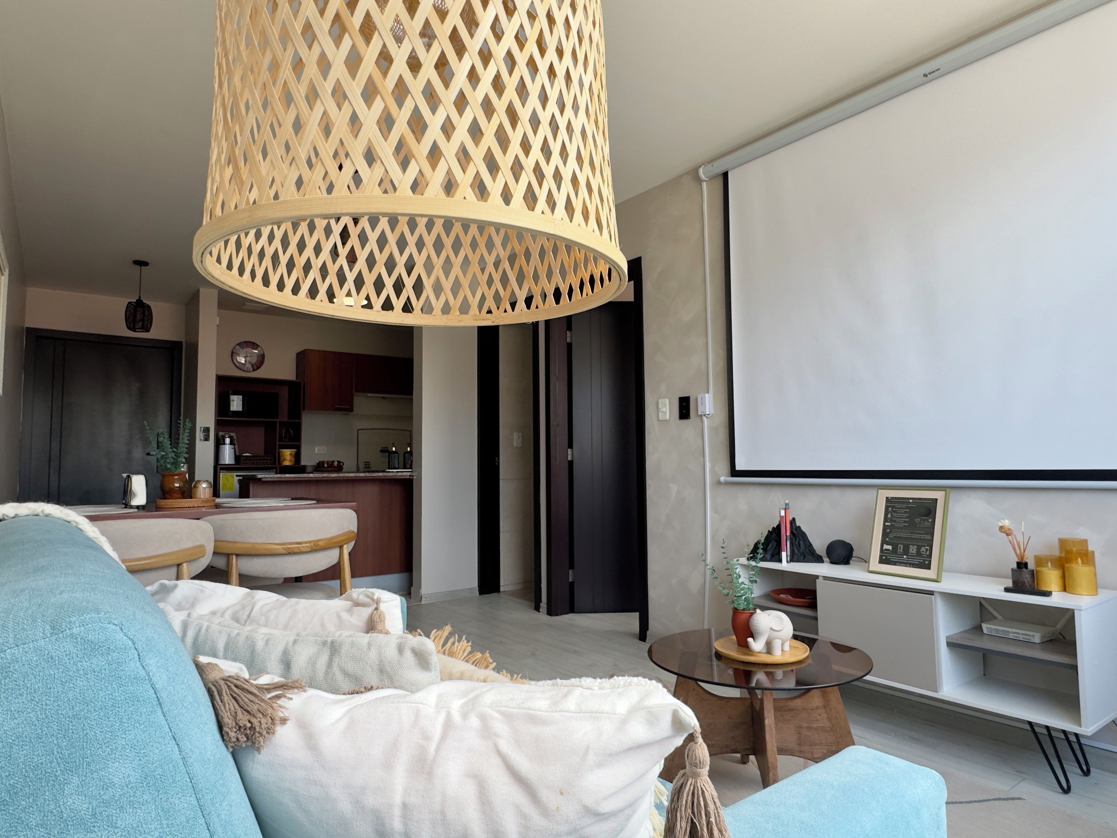 Ein modernes Wohnzimmer mit einer großen Couch, einem Couchtisch und einem Essbereich mit einem Glastisch.