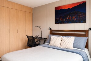 Une chambre à coucher avec un lit, un bureau et une chaise.