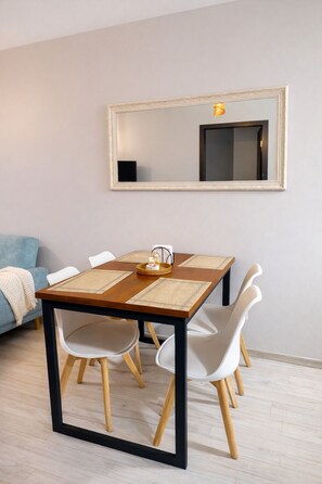 Dining - Modern suite in Quito north | Fast WiFi + Home Office + Self-service check-in (Quito)