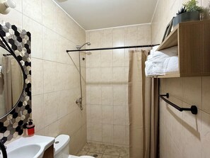 Hair dryer, towels, soap, shampoo - Apartment with Private Movie Theater | Panoramic View | Alexa | Wi-Fi | Parking (Quito)