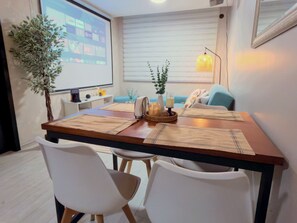 Dining - Apartment with Panoramic View, Movie Theater and Home Office (Quito)