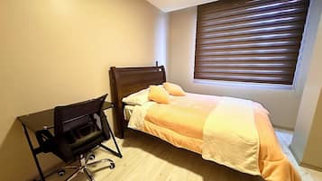1 quarto, escrivaninha, ferros/tábuas de passar roupa, Wi-Fi de cortesia
