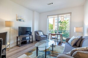 패밀리 아파트, 침실 2개, 주방 | 거실 공간