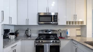 Family Apartment, 2 Bedrooms, Kitchen | Private kitchen | Full-sized fridge, microwave, oven, stovetop