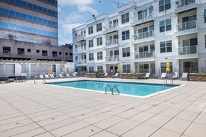 시즌별로 운영되는 야외 수영장