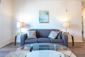 패밀리 아파트, 침실 2개, 주방 | 거실 공간