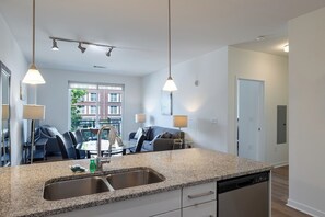 Family Apartment, 2 Bedrooms, Kitchen | Private kitchen | Full-size fridge, microwave, oven, stovetop - 75 Tresser (Stamford)