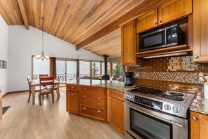 Fridge, microwave, oven, stovetop - Manson 3BR Lake Chelan View (Manson)