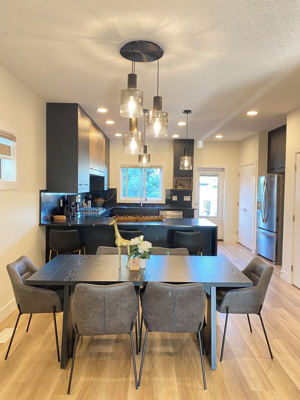 Dining - *LUXURY*AC*Family Friendly House*WEM*10Mins (Edmonton)