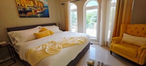 6 عدّة غرف نوم وخزنة داخل الغرفة ومكتب ومكواة/لوح كي