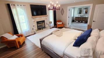 6 soveværelser, pengeskab på værelset, skrivebord, strygejern/strygebræt