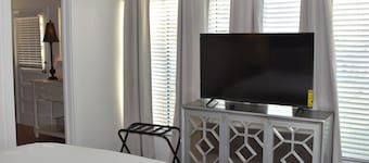 La Ferme - french for country farmhouse 3BR/1BA in Rogers.