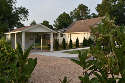 La Ferme - french for country farmhouse 3BR/1BA in Rogers. Close to LPGA.