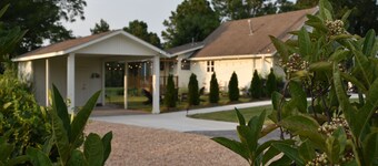 La Ferme - french for country farmhouse 3BR/1BA in Rogers. Close to LPGA.