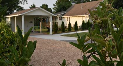 La Ferme - french for country farmhouse 3BR/1BA in Rogers. Close to LPGA.