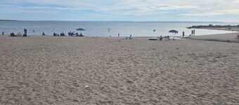 Charming 2 bedroom tourist cabin only 5 min walk from sandy shore of Balm Beach.