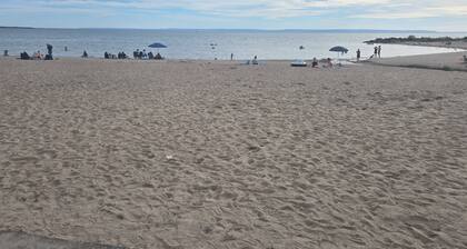 Charming 2 bedroom tourist cabin only 5 min walk from sandy shore of Balm Beach.