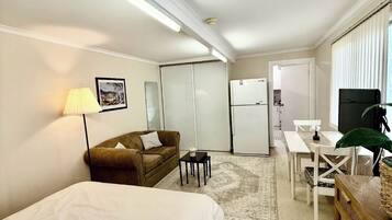 1 habitación, tabla de planchar con plancha, wifi y ropa de cama