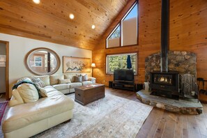 Smart TV, stereo - Lausanne Livin' - Unique Dog and Family Friendly Lower Tahoe Donner Cabin, Minutes to Truckee (Truckee)
