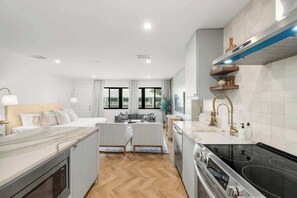 Réfrigérateur, four à micro-ondes, un four, surface de cuisson