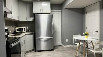 Een koelkast, een magnetron, een oven, een kookplaat